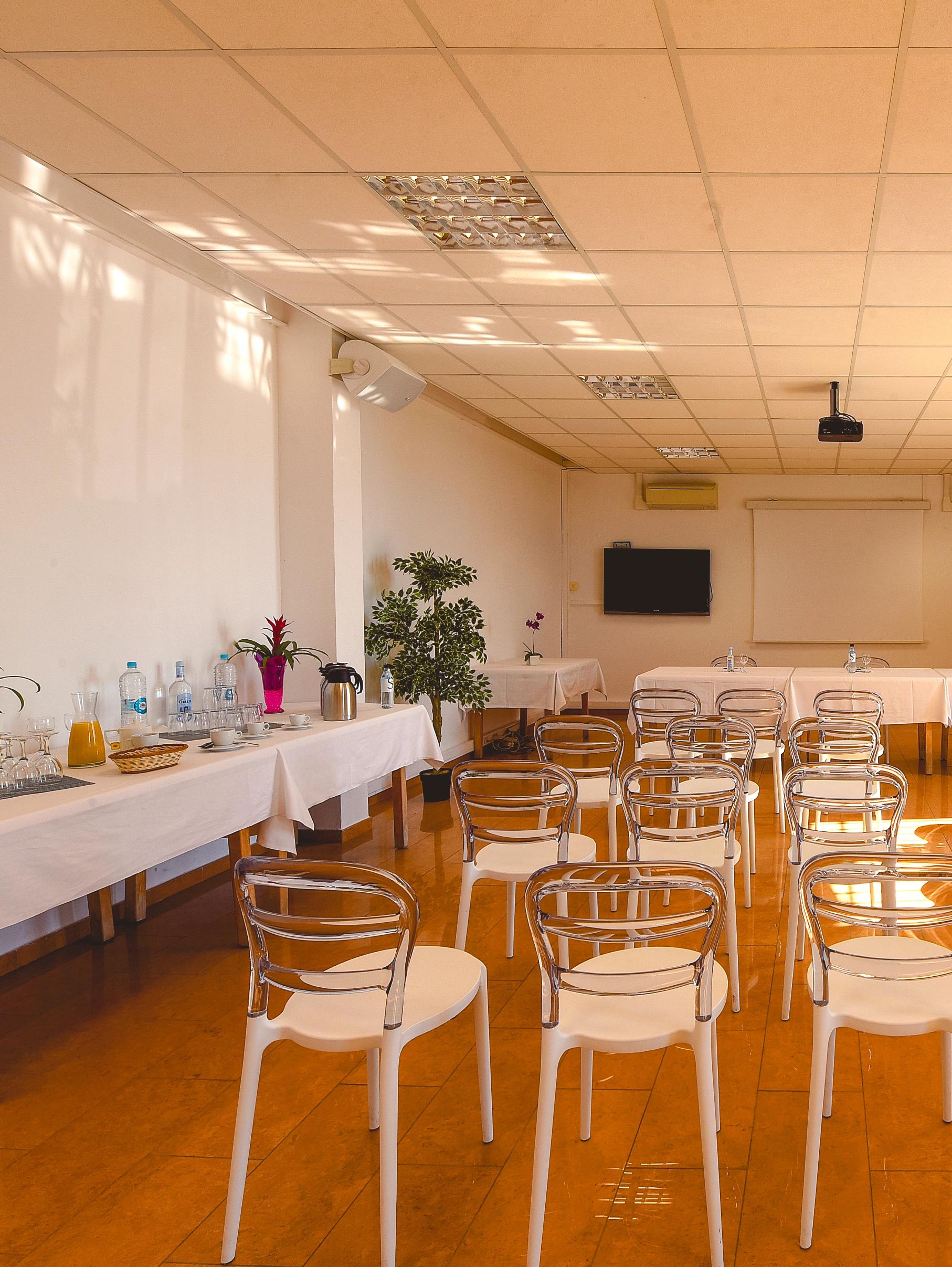 Salle toute équipée pour vos événements à la résidence Les Calanques