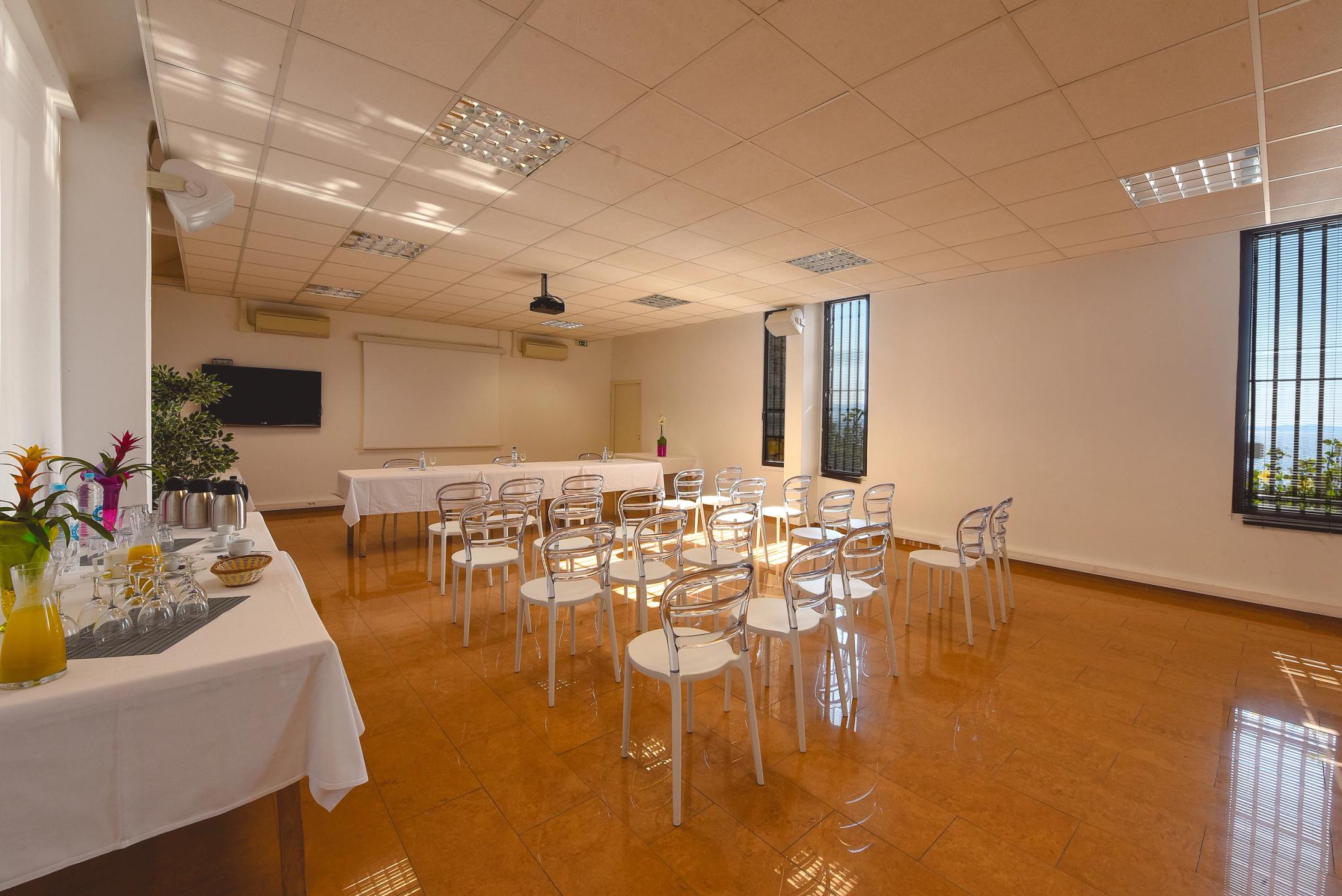 Une salle dédiée à vos événements en Corse à la résidence les Calanques