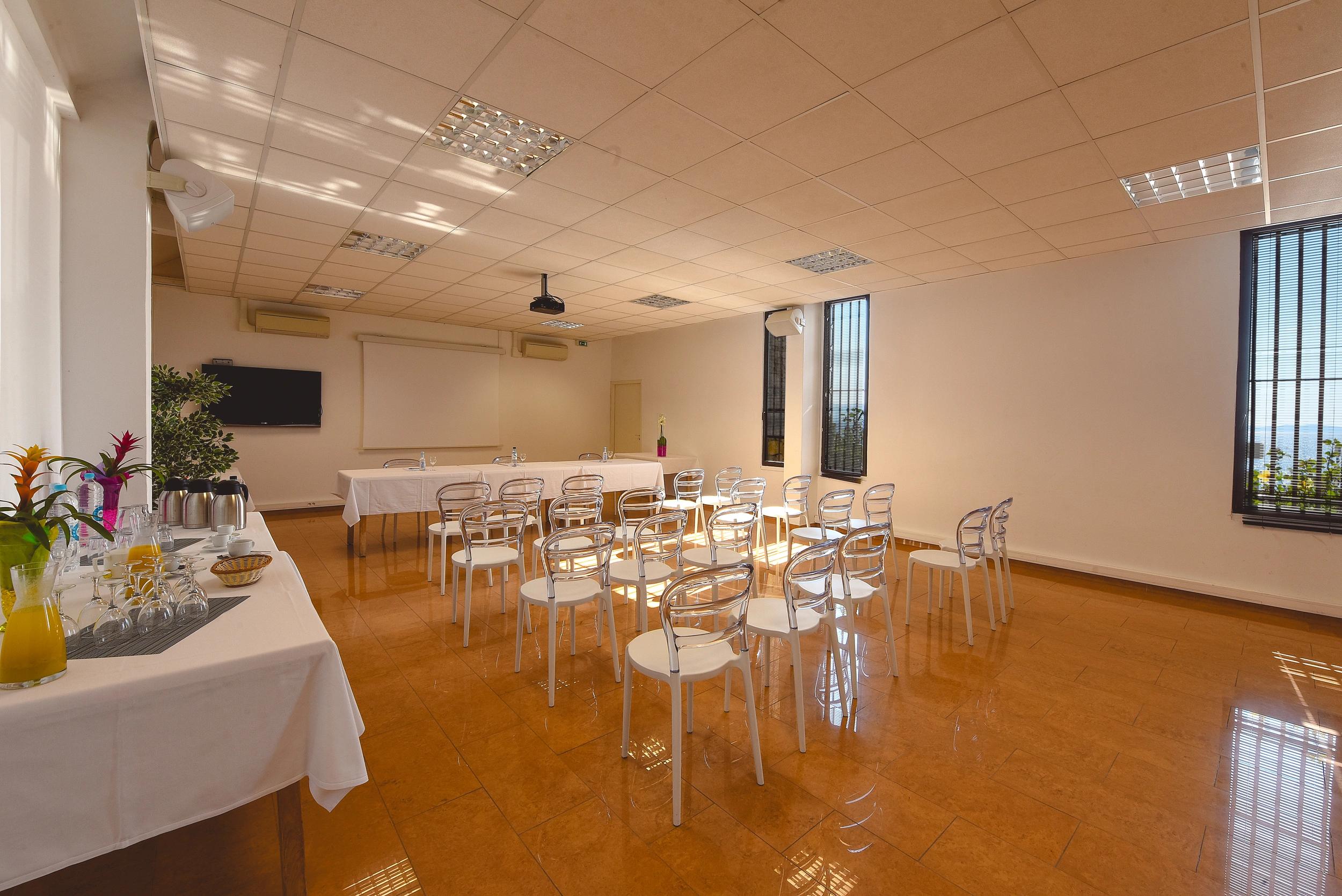 Une salle dédiée à vos événements en Corse à la résidence les Calanques