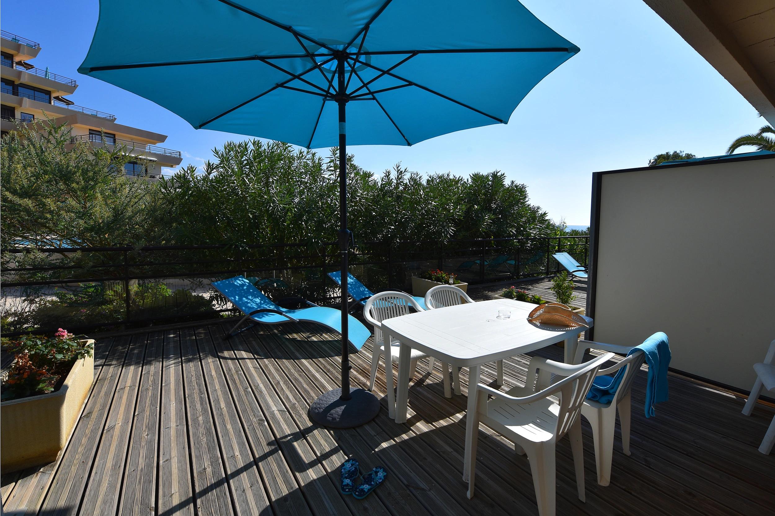 Grande terrasse intime pour nos studios de vacances à la résidence Les Calanques