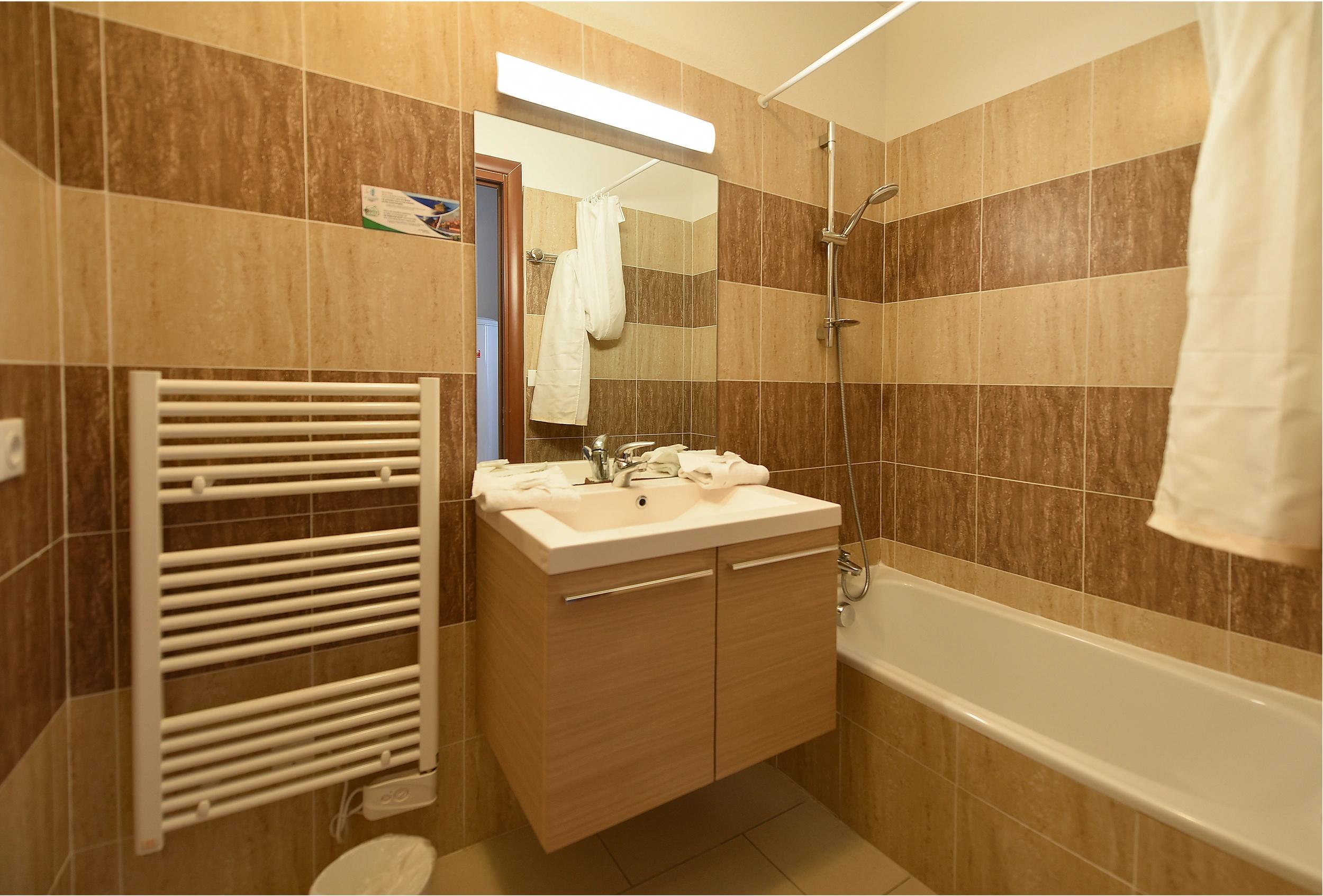 Salle de bain aménagée dans nos grands studios de vacances à la résidence les Calanques à Ajaccio