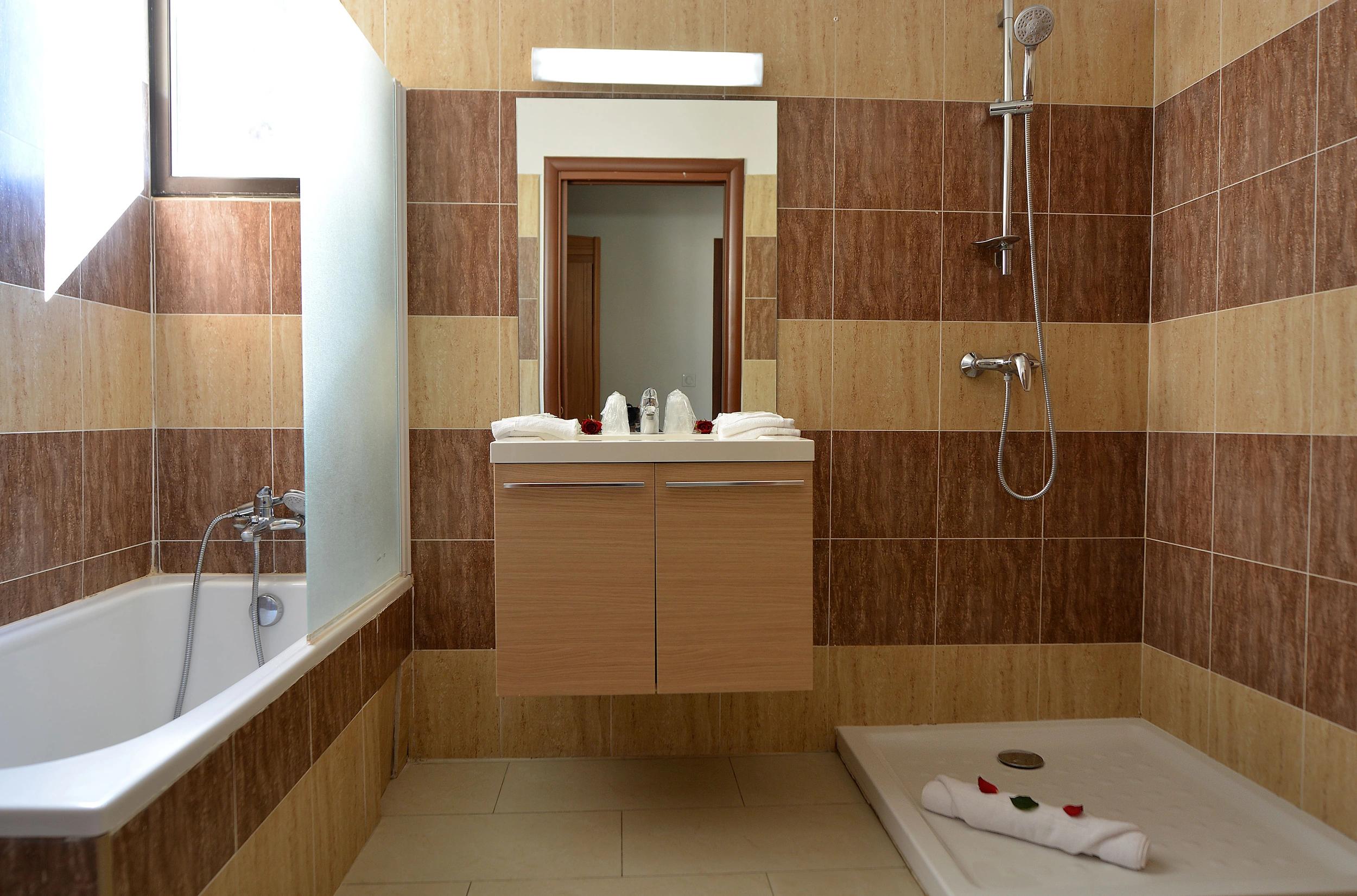 Salle de bain spacieuse à la résidence les Calanques à Ajaccio