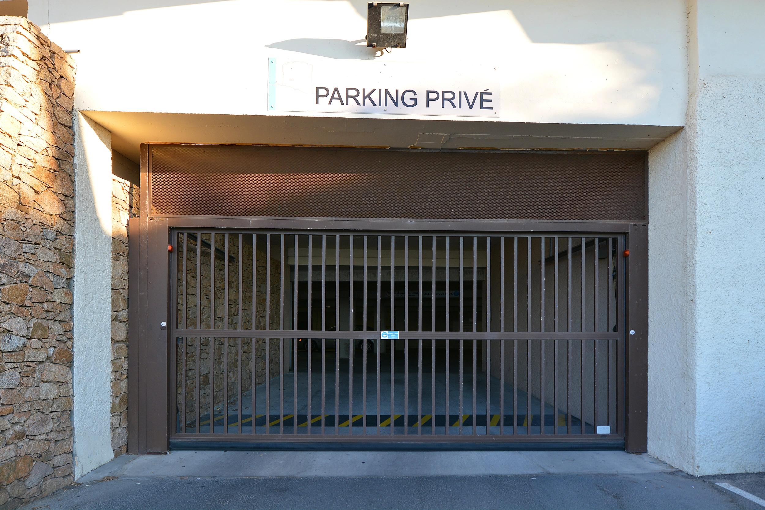 Parking privé à la Résidence les Calanques à Ajaccio sur la route des Sanguinaires